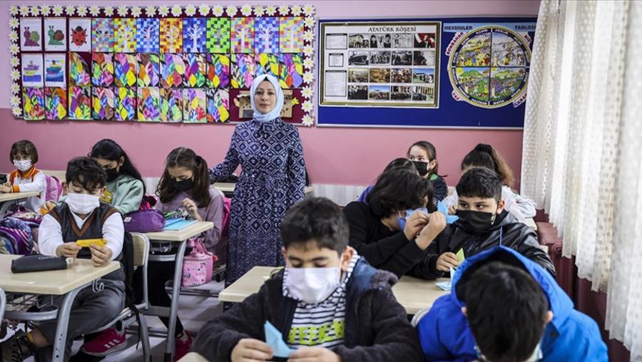 Din derslerini origami ile öğrencileri için eğlenceli hale getirdi